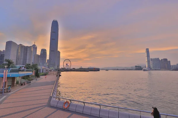 Gün batımında Hong Kong limanı manzarası.