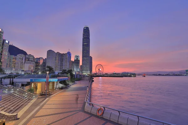 Gün batımında Hong Kong limanı manzarası.