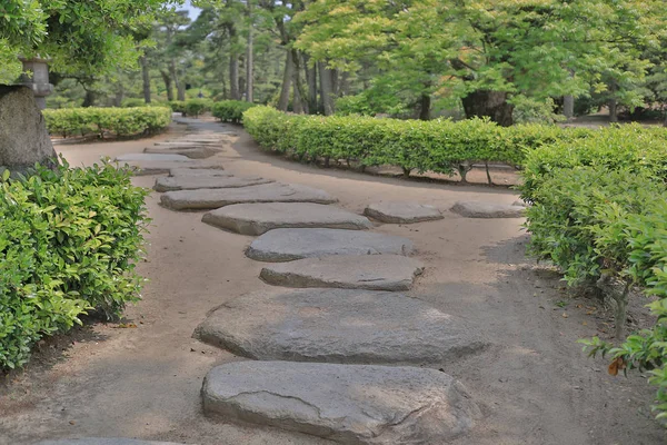 Japanstyle ガーデンでの石の道 — ストック写真