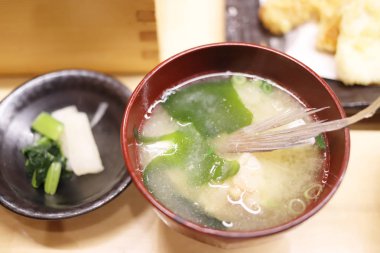 restoranda Japon yemekleri kümesi