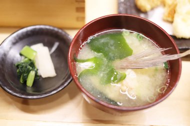 restoranda Japon yemekleri kümesi
