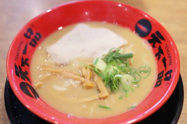 Tavuk çorbası köfte, bıldırcın yumurtası ve erişte