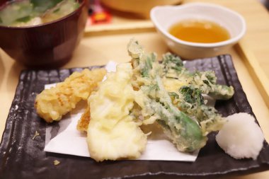 restoranda Japon yemekleri kümesi