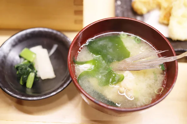 restoranda Japon yemekleri kümesi