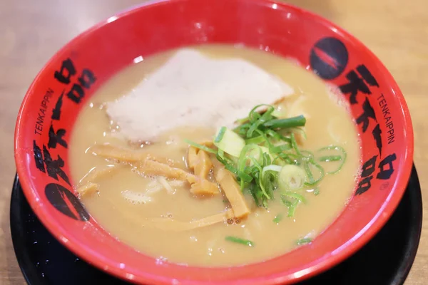 Tavuk çorbası köfte, bıldırcın yumurtası ve erişte