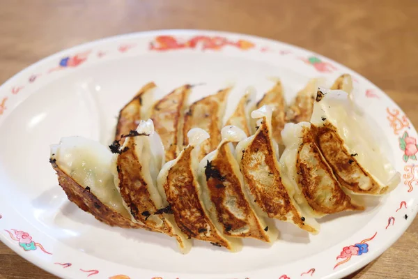 Ein Schweineknödel Auf Weißem Teller — Stockfoto