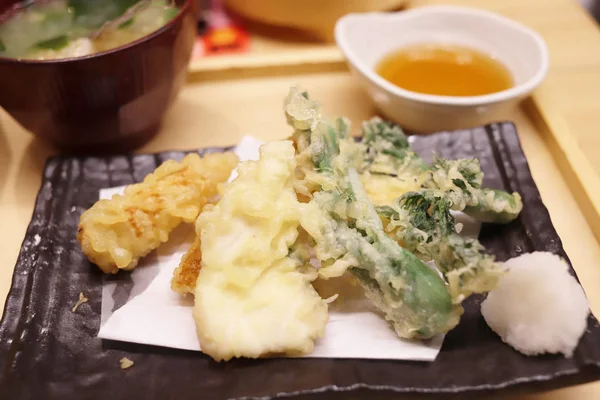 restoranda Japon yemekleri kümesi