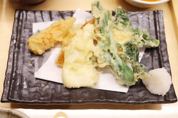 restoranda Japon yemekleri kümesi