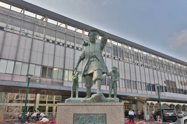 Momotaro onun arkadaş maymun köpek kuş heykeli