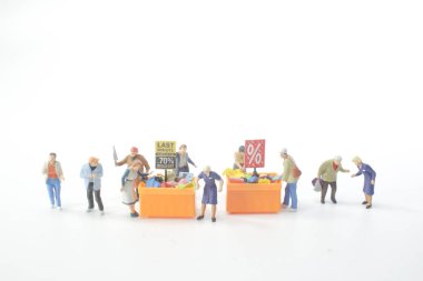 bir Mini insanlar alışveriş satın ürünler satışa 