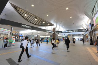 Japonya'da Okayama istasyonda yolcu acele.