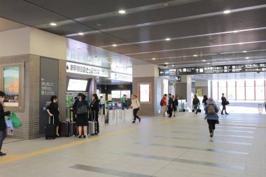 Japonya'da Okayama istasyonda yolcu acele.
