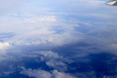  Topraklara seyir uçak penceresinin havadan görünümü 