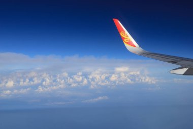  Topraklara seyir uçak penceresinin havadan görünümü 