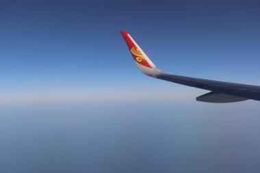  Topraklara seyir uçak penceresinin havadan görünümü 