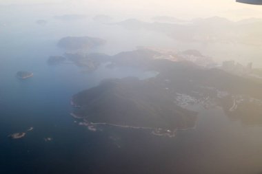  Topraklara seyir uçak penceresinin havadan görünümü 
