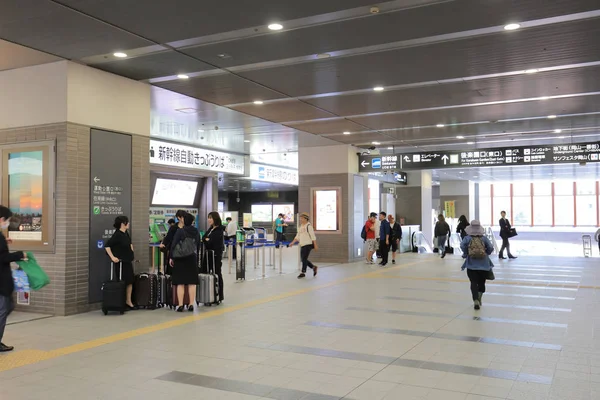 岡山駅で乗客が急いでください — ストック写真