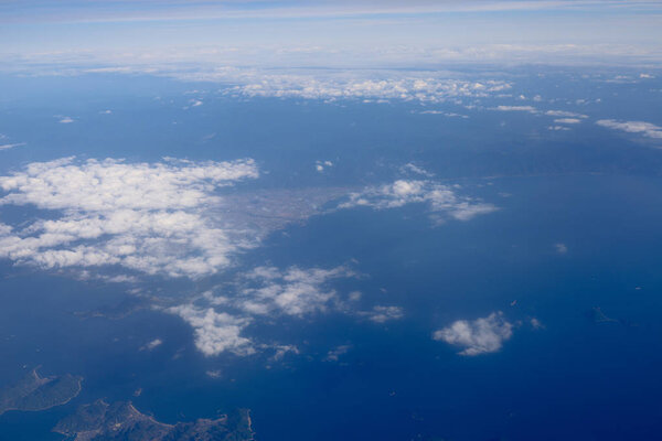  Вид с воздуха на окно самолета с видом на землю
 