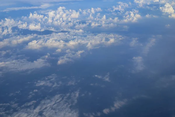 土地を飛行機の窓の空撮 — ストック写真