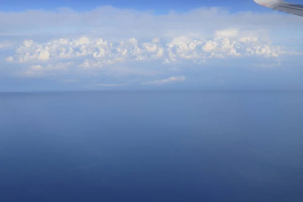 土地を飛行機の窓の空撮 — ストック写真