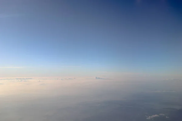 土地を飛行機の窓の空撮 — ストック写真