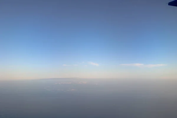 土地を飛行機の窓の空撮 — ストック写真