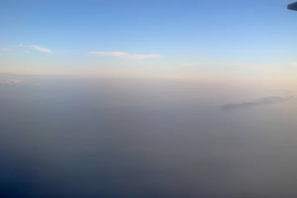 Вид Воздуха Окно Самолета Видом Землю — стоковое фото