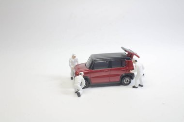 Mini insanlar çalışan bir kamyon tamir çarkı