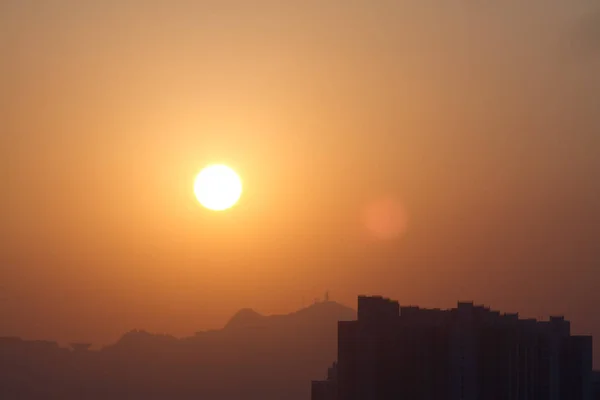 2010 月を年末までに夕日 — ストック写真