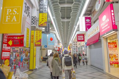 küçük sokakta yürüyen insanlar ve gezgin yabancı