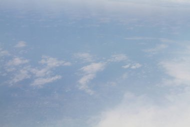 Bir uçağın penceresinden görülen bulutlar
