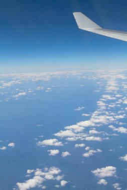 bir pencereden görüldüğü gibi gökyüzü ve bulutlar