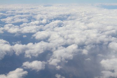 bulutların üzerinde uçan bir uçak kanadı