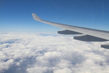 bulutların üzerinde uçan bir uçak kanadı