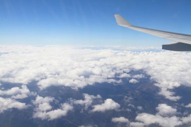 bulutların üzerinde uçan bir uçak kanadı