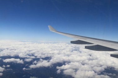 bulutların üzerinde uçan bir uçak kanadı