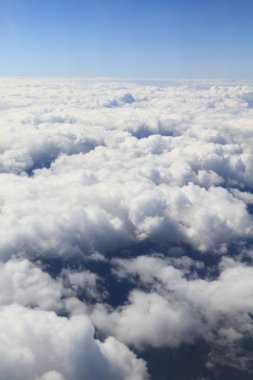 bulutların üzerinde uçan bir uçak kanadı