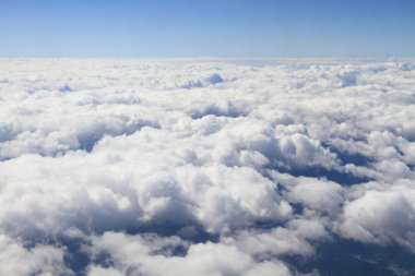 bulutların üzerinde uçan bir uçak kanadı