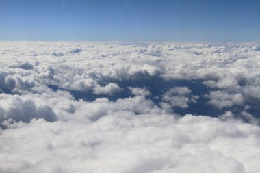 gökyüzüne uçağın penceresinden