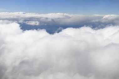 gökyüzüne uçağın penceresinden