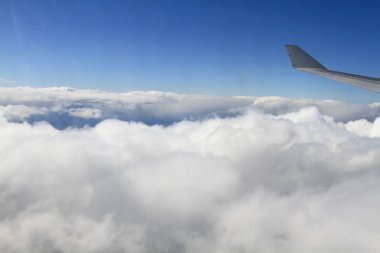 gökyüzüne uçağın penceresinden