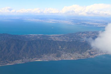 kenti yakınlarındaki sahil penceresinden görünümü