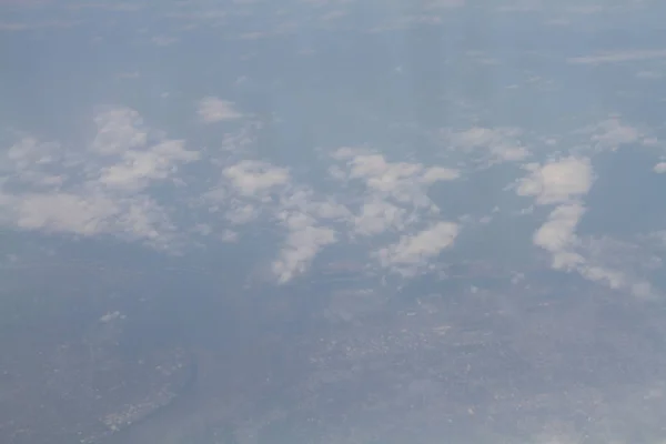 飛行機の窓から見える雲 — ストック写真