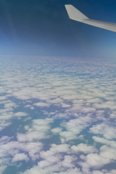 Ett Moln Och Himlen Sedd Genom Fönstret — Stockfoto