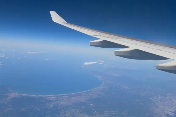 Ett Moln Och Himlen Sedd Genom Fönstret — Stockfoto