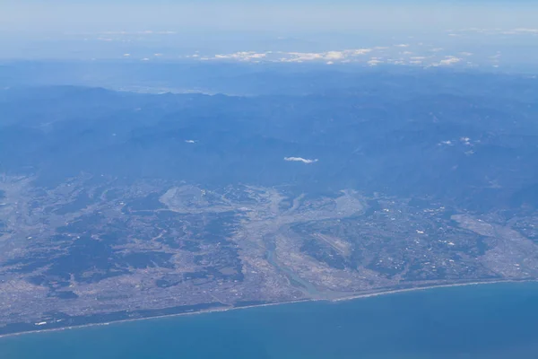 Μια Άποψη Της Πόλης Κοντά Seacoast Από Παράθυρο — Φωτογραφία Αρχείου