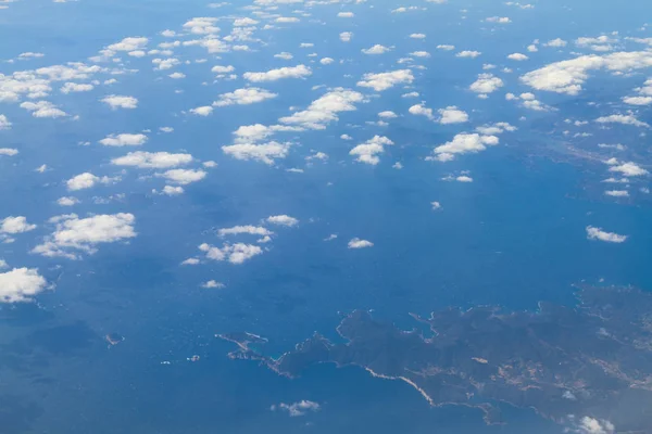 Bulutların Üzerinde Uçan Bir Uçak Kanadı — Stok fotoğraf