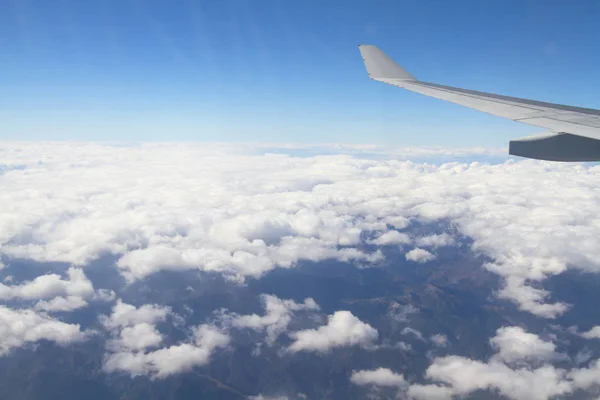 Uma Asa Avião Voando Acima Das Nuvens — Fotografia de Stock