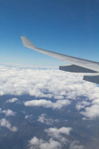 飞越云层上空的飞机机翼 — 图库照片