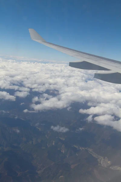 Uma Asa Avião Voando Acima Das Nuvens — Fotografia de Stock